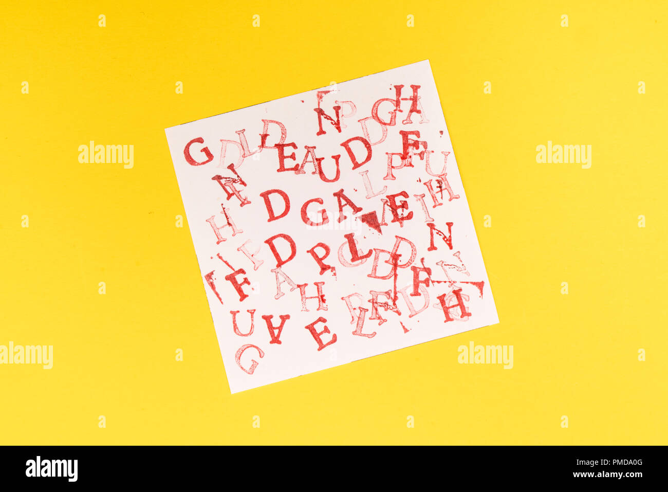 Buchstaben des Alphabets zufällig auf einem Blatt Papier ausgedruckt Stockfoto