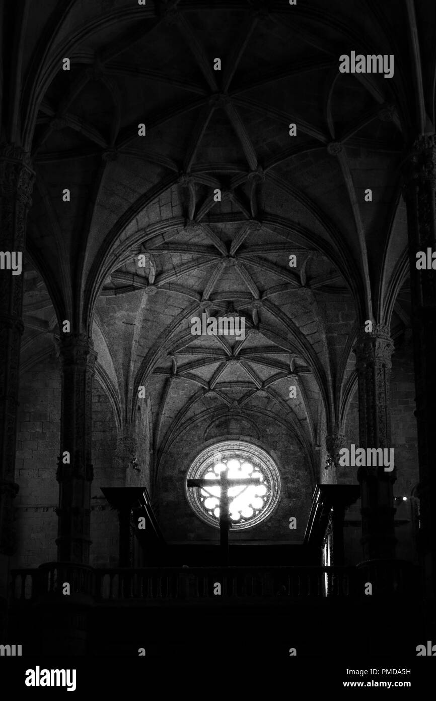 Lissabon, Portugal - 5. März 2014: Hinterleuchtete Christus, zur Decke und Spalten von Manuelinischen Stil von Kloster Jeronimos, Belem Stockfoto