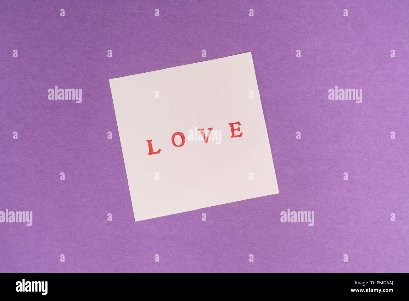 Das Wort Liebe auf ein Blatt Papier gedruckt Stockfoto