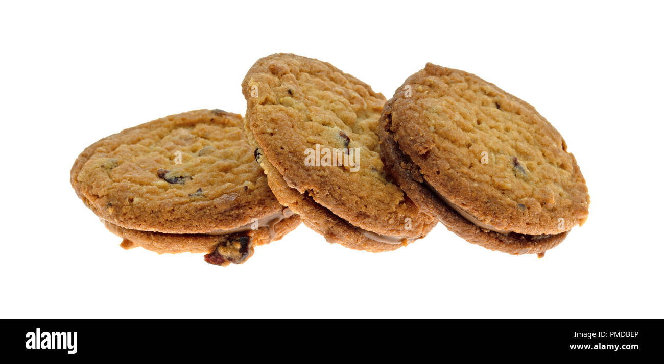 Drei Cranberry und Hafer Cookies in einer Reihe auf einem weißen Hintergrund. Stockfoto