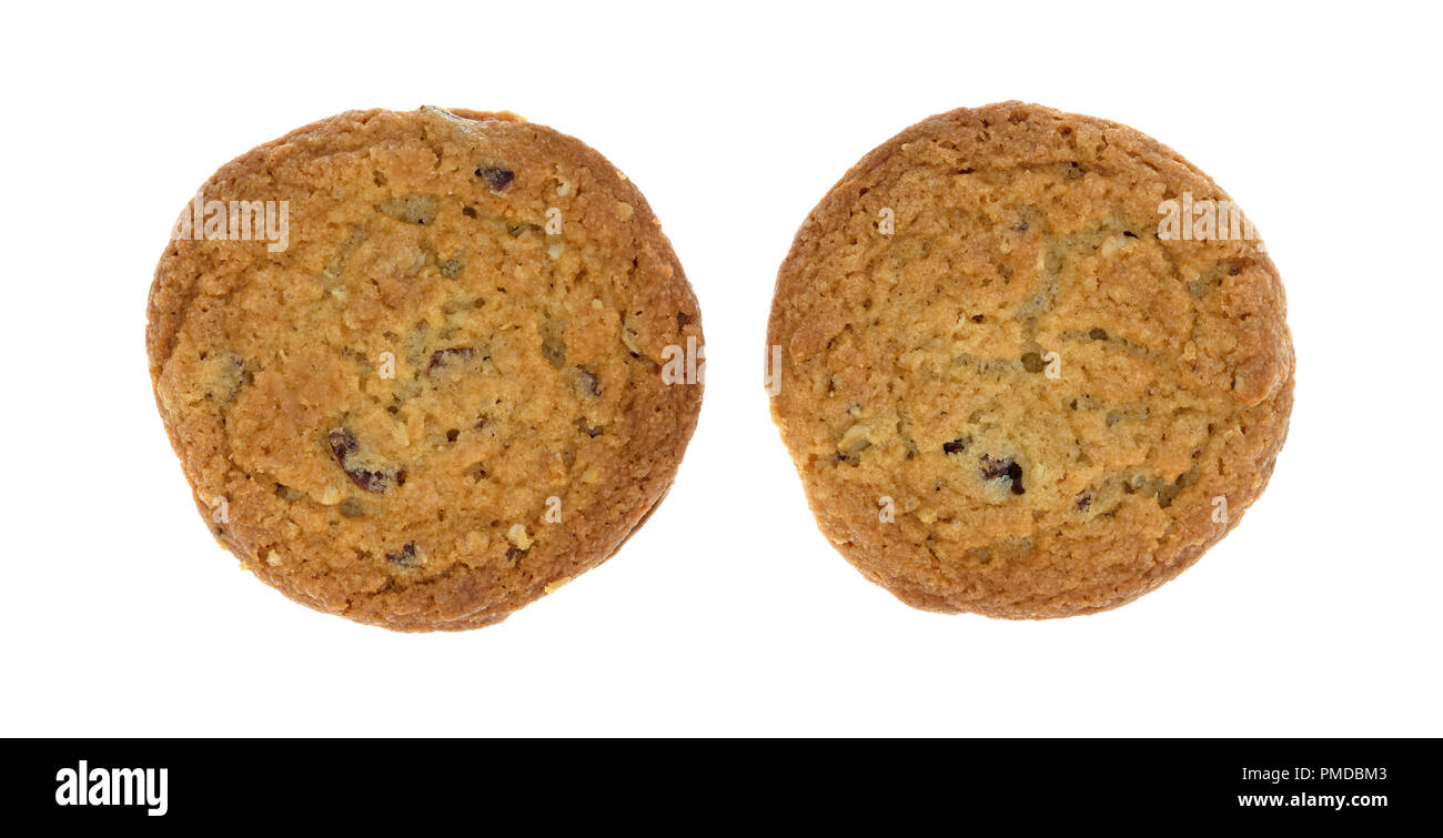 Blick von oben auf die beiden Cranberry und Hafer cookies auf einem weißen Hintergrund. Stockfoto