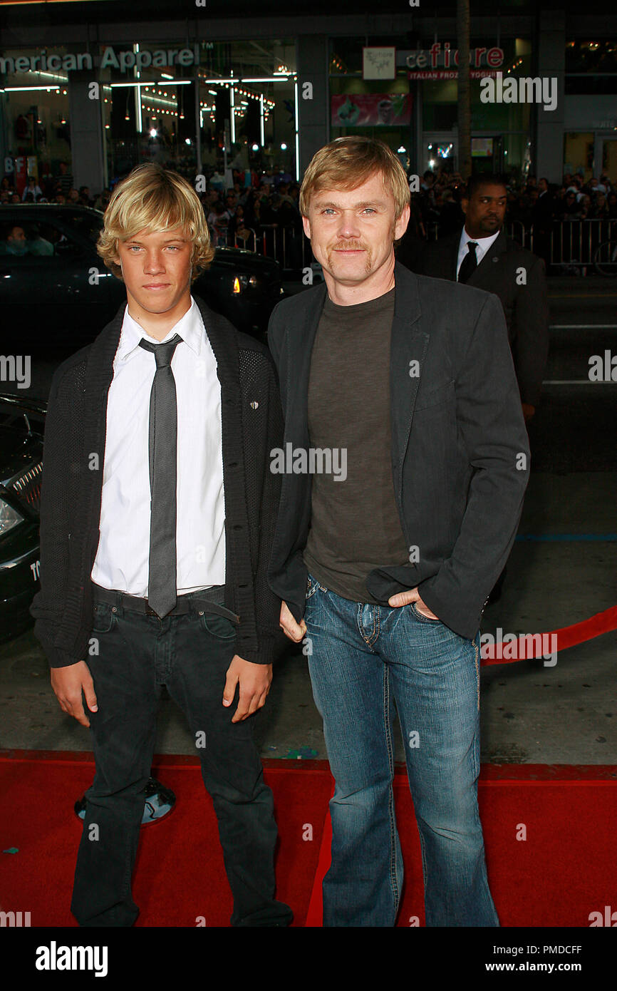 "Premiere Leatherheads" Rick Schroder, Lukas Schroder 3-31-2008/Grauman's Chinese Theater / Hollywood, CA/Universal/Foto von Joseph Martinez Datei Referenz # 23432 0084 PLX nur für redaktionelle Verwendung - Alle Rechte vorbehalten Stockfoto