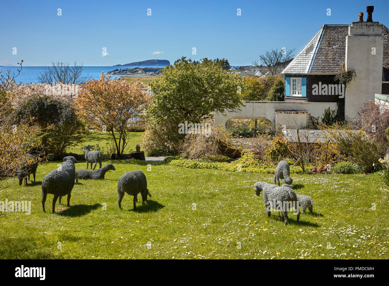 In hellen Frühlingssonne, Cala garten Easedale zeigt eine Herde Schafe aus Draht geformt als Teil der Scotlands Gärten "Offener Garten". Stockfoto