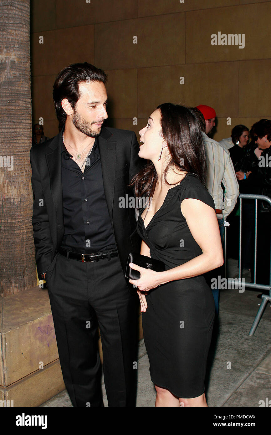 "Redbelt" Premiere Rodrigo Santoro, Alice Braga 16-19-2008/Egyptian Theatre/Hollywood, CA/Sony Pictures / © Joseph Martinez/Picturelux - Alle Rechte vorbehalten File Reference # 23451 0027 PLX nur für redaktionelle Verwendung - Alle Rechte vorbehalten Stockfoto