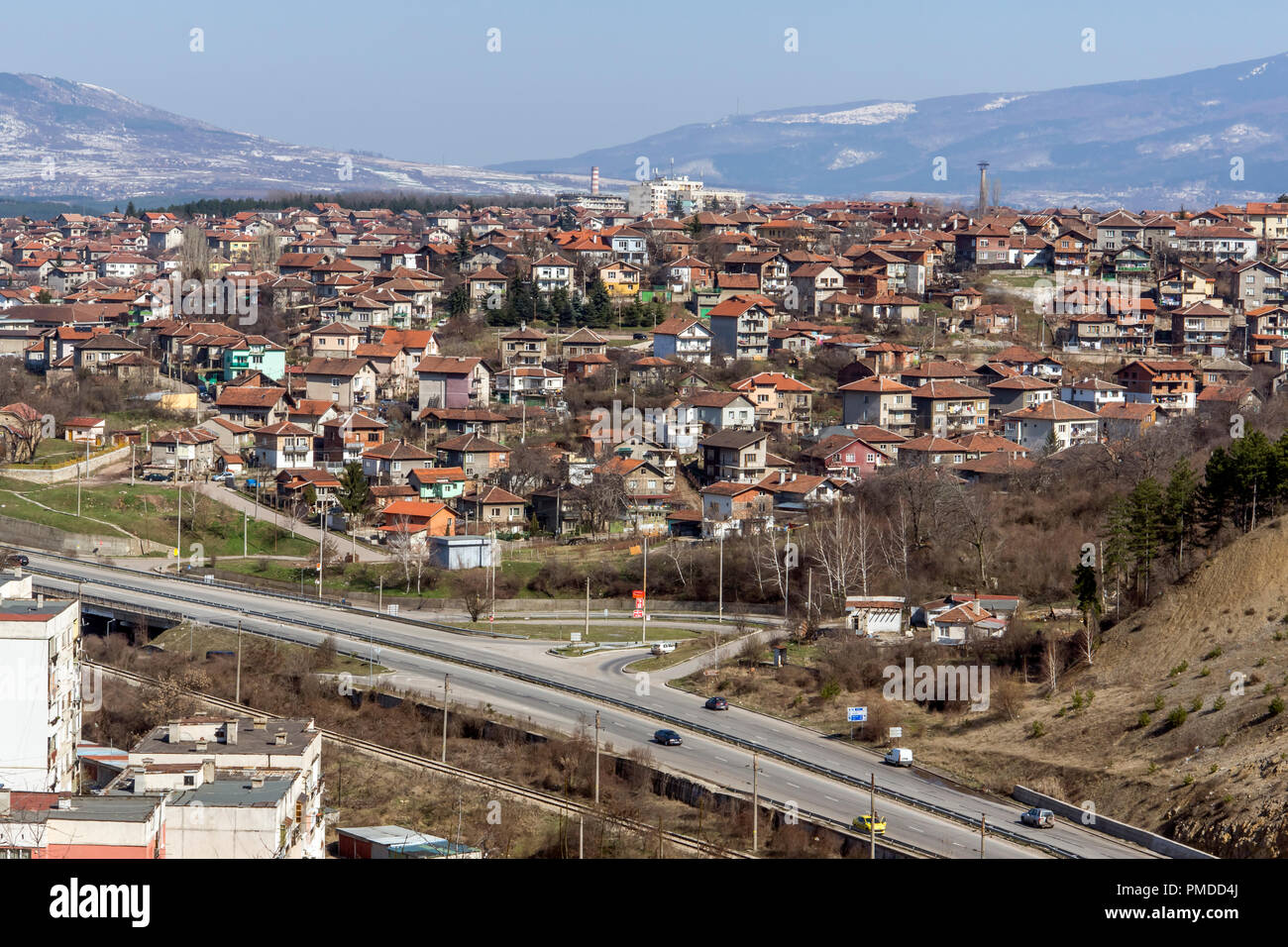 PERNIK, Bulgarien - 12. MÄRZ 2014: Panoramablick auf Stadt von Pernik, Bulgarien Stockfoto