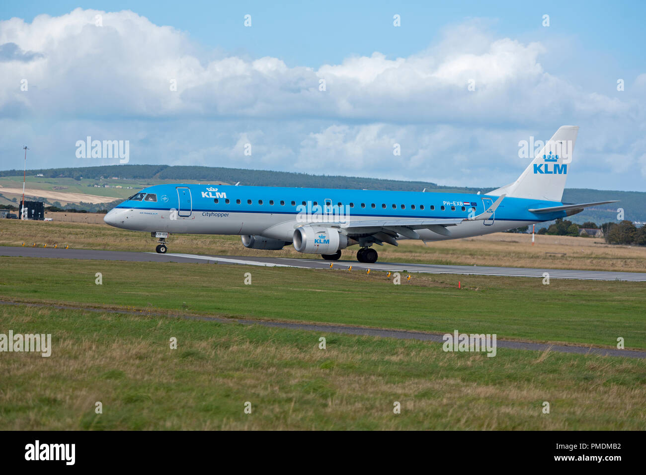 KLM City Hopper aus Amsterdam am Flughafen Inverness auf der täglich geplante Reise über der Nordsee. Stockfoto