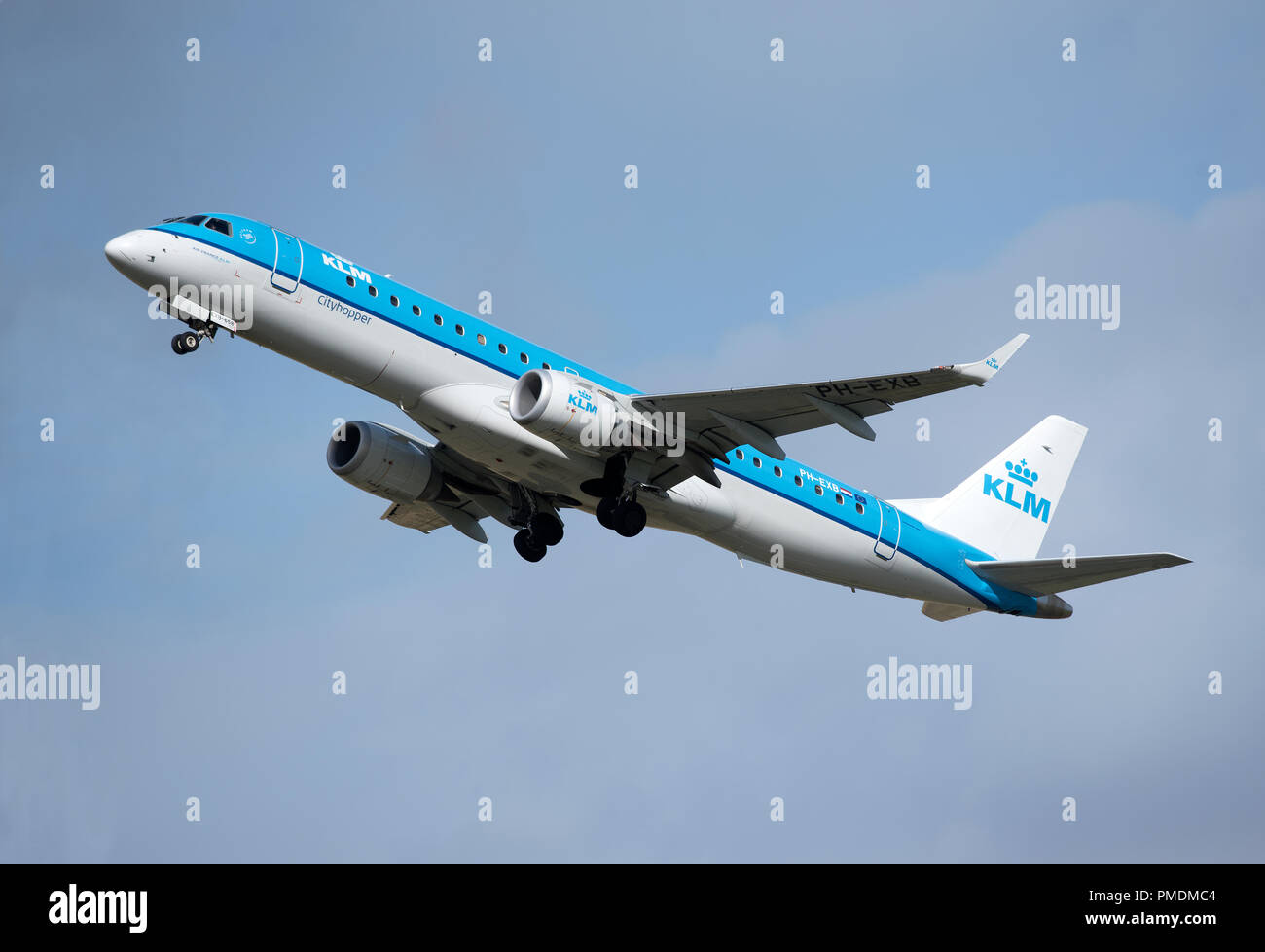 KLM City Hopper aus Amsterdam am Flughafen Inverness auf der täglich geplante Reise über der Nordsee. Stockfoto