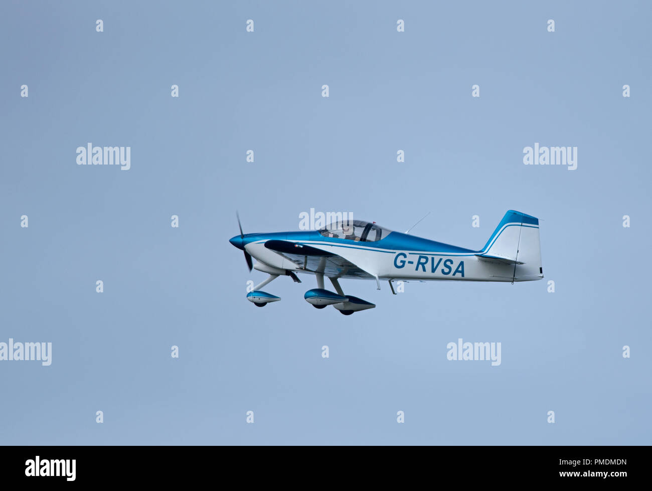 Zwei sitz Van's RV-6 ein eigenes Flugzeug verlassen Inverness Dalcross Flughafen auf dem Flug nach Süden bis North Weald Essex. Stockfoto