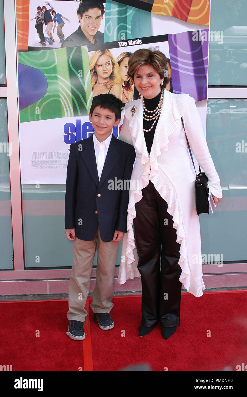 Sleepover Premiere 6-27 -2004 Gloria Allred und Enkel Sammy Foto von Joseph Martinez - Alle Rechte vorbehalten File Reference # 21863 0052 PLX für redaktionelle Verwendung Stockfoto