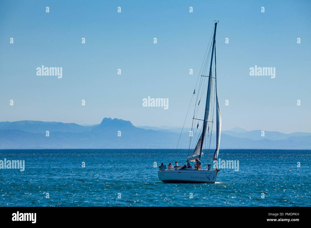 Bayonne (Frankreich): Segelschiff mit der Spanischen Küste in der Ferne (nicht für Postkarte Produktion verfügbar) Stockfoto