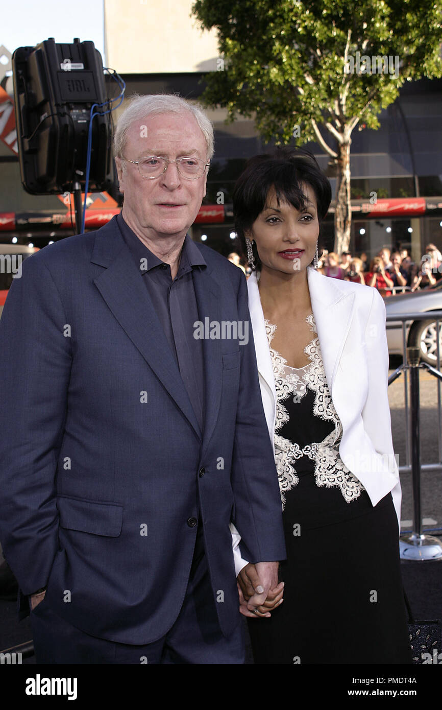 Batman Begins (Premiere) Michael Caine und Shakira Caine 06-06-2005/Grauman's Chinese Theater / Hollywood, CA Foto von Joseph Martinez/PictureLux Datei Referenz # 22377 0067 - picturelux nur für redaktionelle Verwendung - Alle Rechte vorbehalten Stockfoto