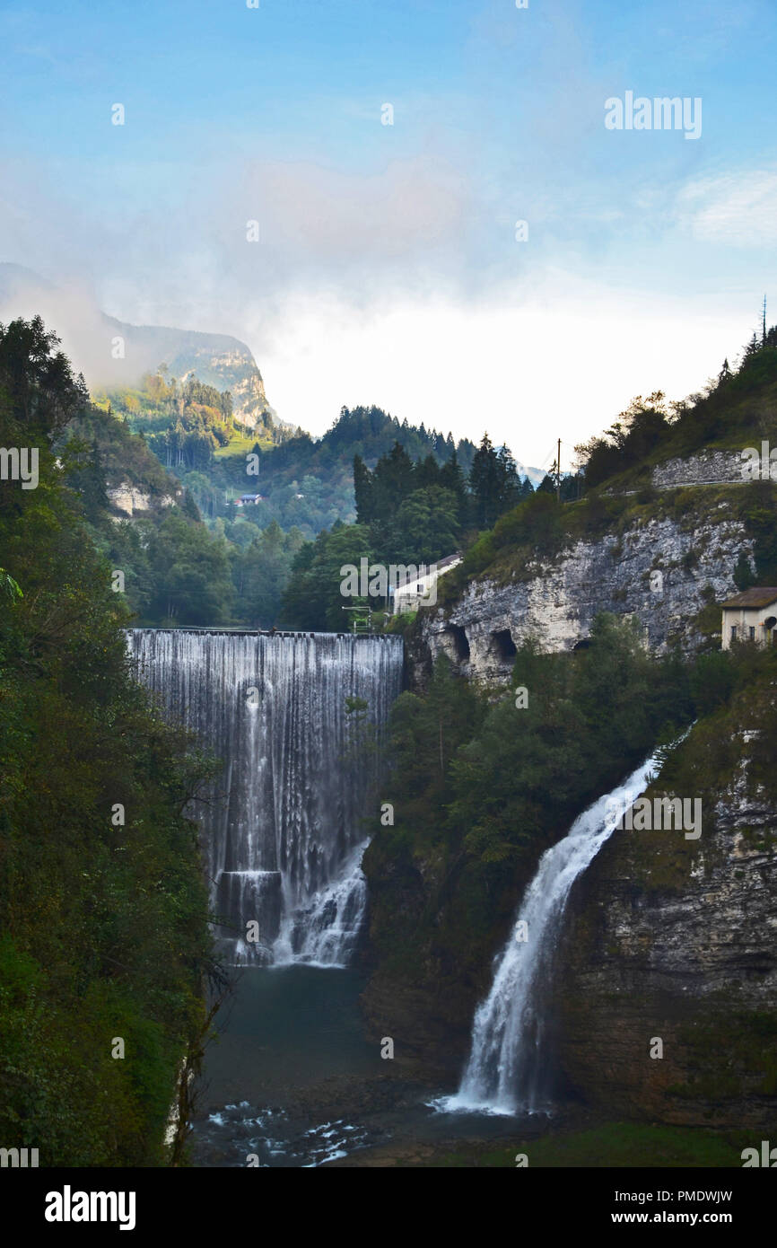 Zwei Wasserfälle in den italienischen Alpen Stockfoto