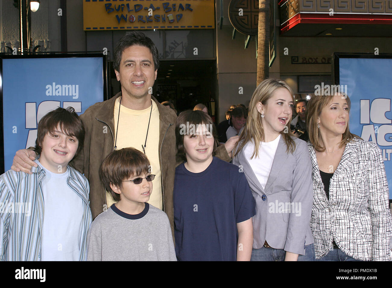 "Eiszeit: Die kernschmelze" (Premiere) Ray Romano mit seiner Frau Anna Scarpulla und ihre Kinder, Alexandra, Matthäus, Gregory und Joseph Raymond 03-19-2006/Manns Grauman Chinese Theater / Hollywood, CA/Twentieth Century Fox/Foto von Joseph Martinez/PictureLux Datei Referenz # 22704 0016 PLX nur für redaktionelle Verwendung - Alle Rechte vorbehalten Stockfoto