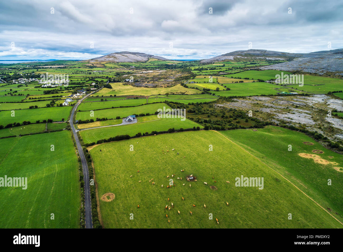 Luftaufnahme des Burren in Irland. Der Burren ist eine Region von Vergletscherten Karstlandschaft dominiert und es ist im Nordwesten der Grafschaft Clare. Stockfoto