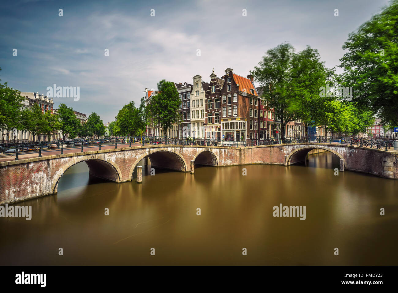Berühmte Keizersgracht Schnittpunkt mit der historischen Brücke und Gebäude in Amsterdam. Lange Belichtung. Stockfoto