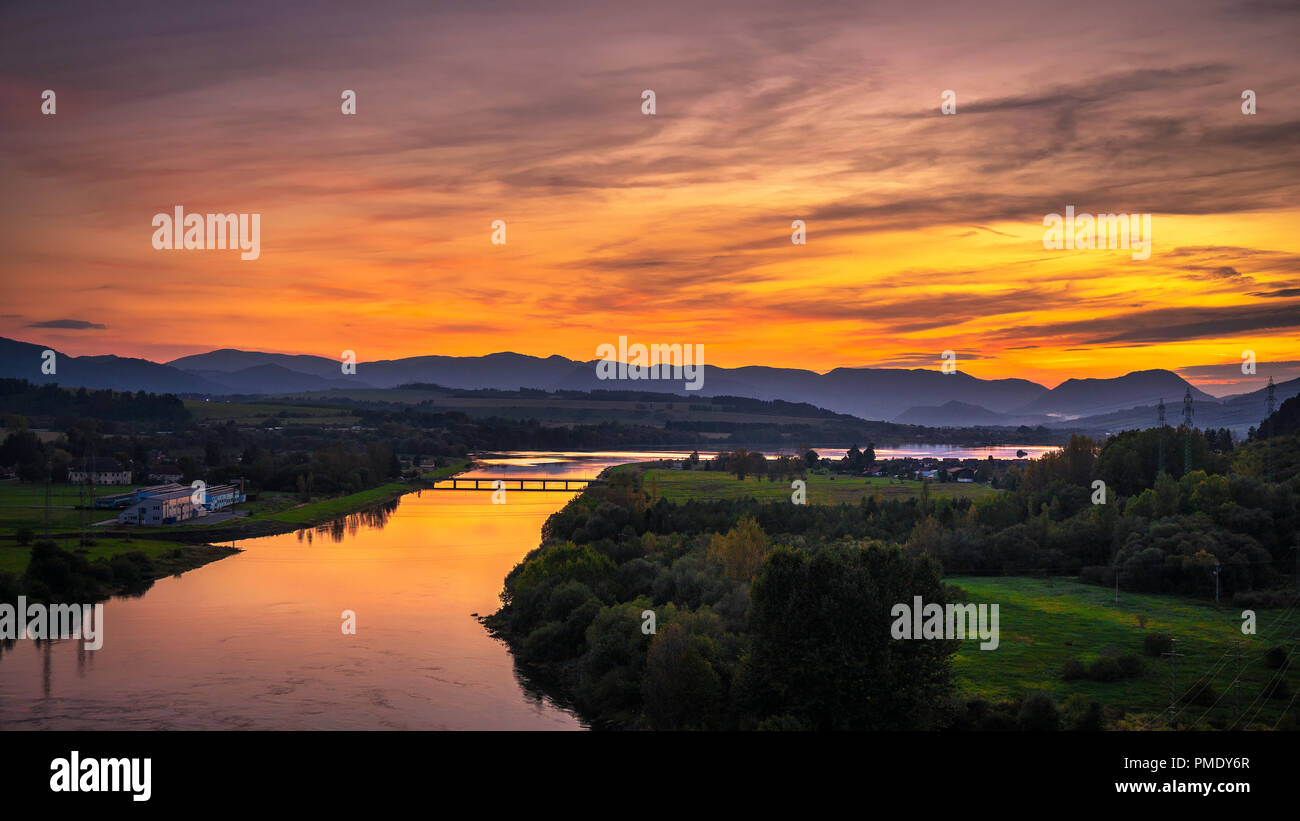 Sonnenuntergang über dem Fluß Vah und der Westlichen Tatra in Liptov, Slowakei Stockfoto