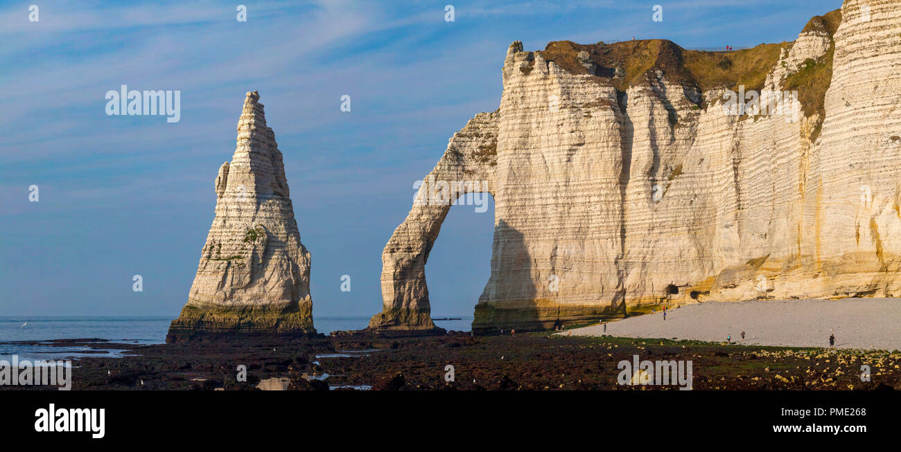 Etretat: Klippen entlang der "Cote d'Albatre' (Norman Küste), im Bereich 'Pays de Caux" genannt, eine Region im Norden Frankreichs. "L'Aiguille" (die N Stockfoto