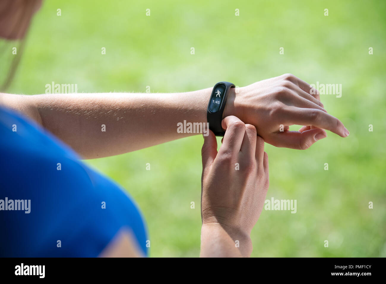 Der moderne Sport gadget Konzept - junge Frau mit einem smartband und ihr Training Überwachung in Nahaufnahme (gemischt). Stockfoto