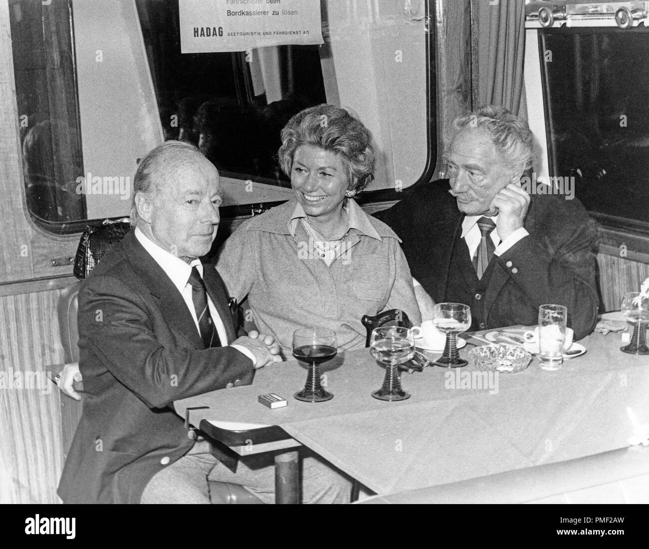 Gäste gratulieren Heinz Rühmann zum 75. Geburtstag in Hamburg (Mitte ...