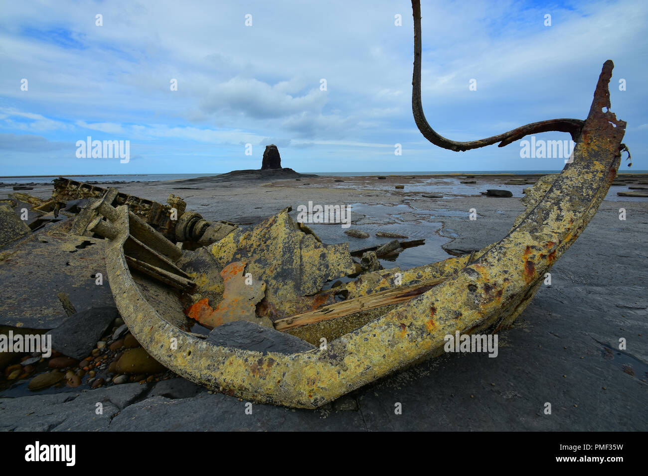 Das Wrack der Admiral von Trump und Schwarz Nab an Saltwick Bay, North Yorkshire Moors, England Großbritannien Stockfoto