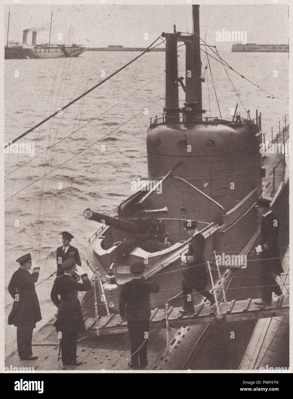Edward der Achte in 1936 an Bord des U-Boots HMS Narwhal (N 45) ein grampus Klasse Mine mit U-Boot der Royal Navy. HMS Narwhal wurde später in der Nordsee am 23. Juli 1940 gesunken. Edward VIII. Später dankte den Thron nach Wallis Simpson die Amerikanische geschiedene socialite zu heiraten Stockfoto