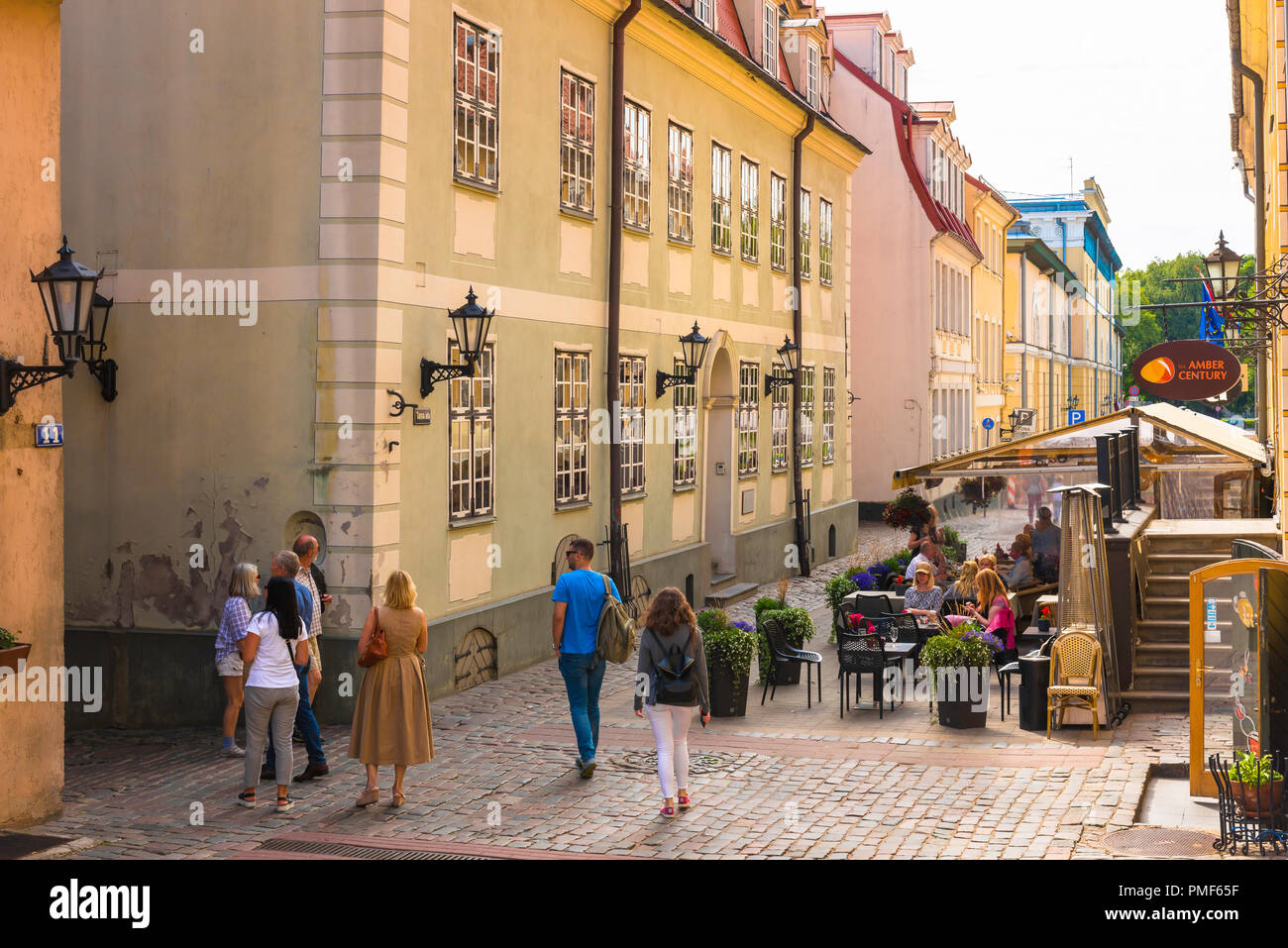 Riga Torna Iela, Blick auf Touristen Sehenswürdigkeiten in Torna Iela, eine beliebte und historische Straße im mittelalterlichen Zentrum von Alt-Riga, Lettland. Stockfoto