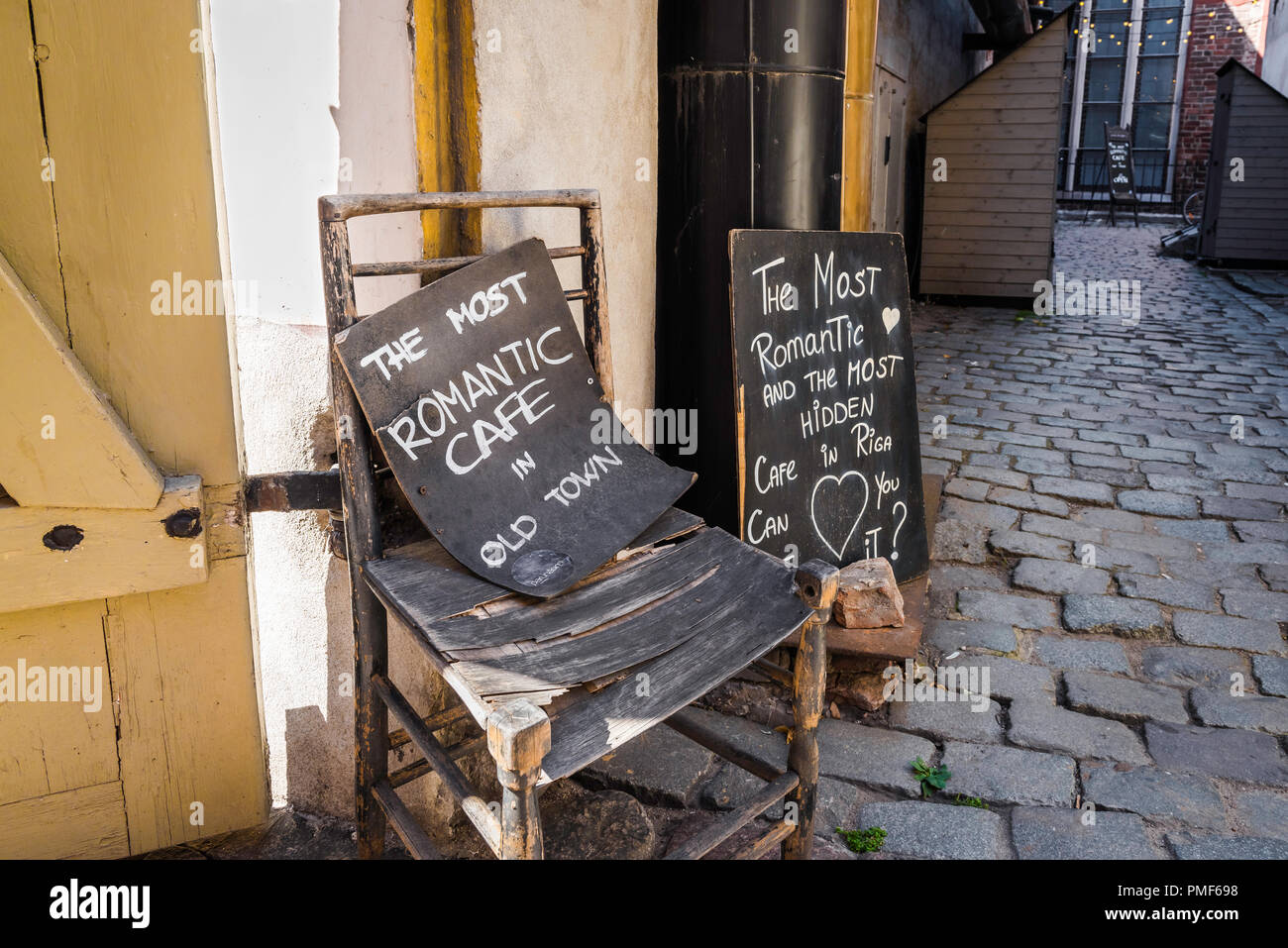 Romantisches Café in Riga, Blick auf ein Schild vor einem beliebten Café in der Altstadt von Riga, Lettland. Stockfoto
