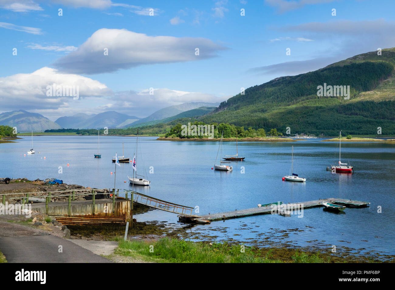 Angelegte Boote und Bootsanleger im Loch Leven an der schottischen Westküste. Glencoe, Highland, Schottland, Großbritannien, Großbritannien Stockfoto