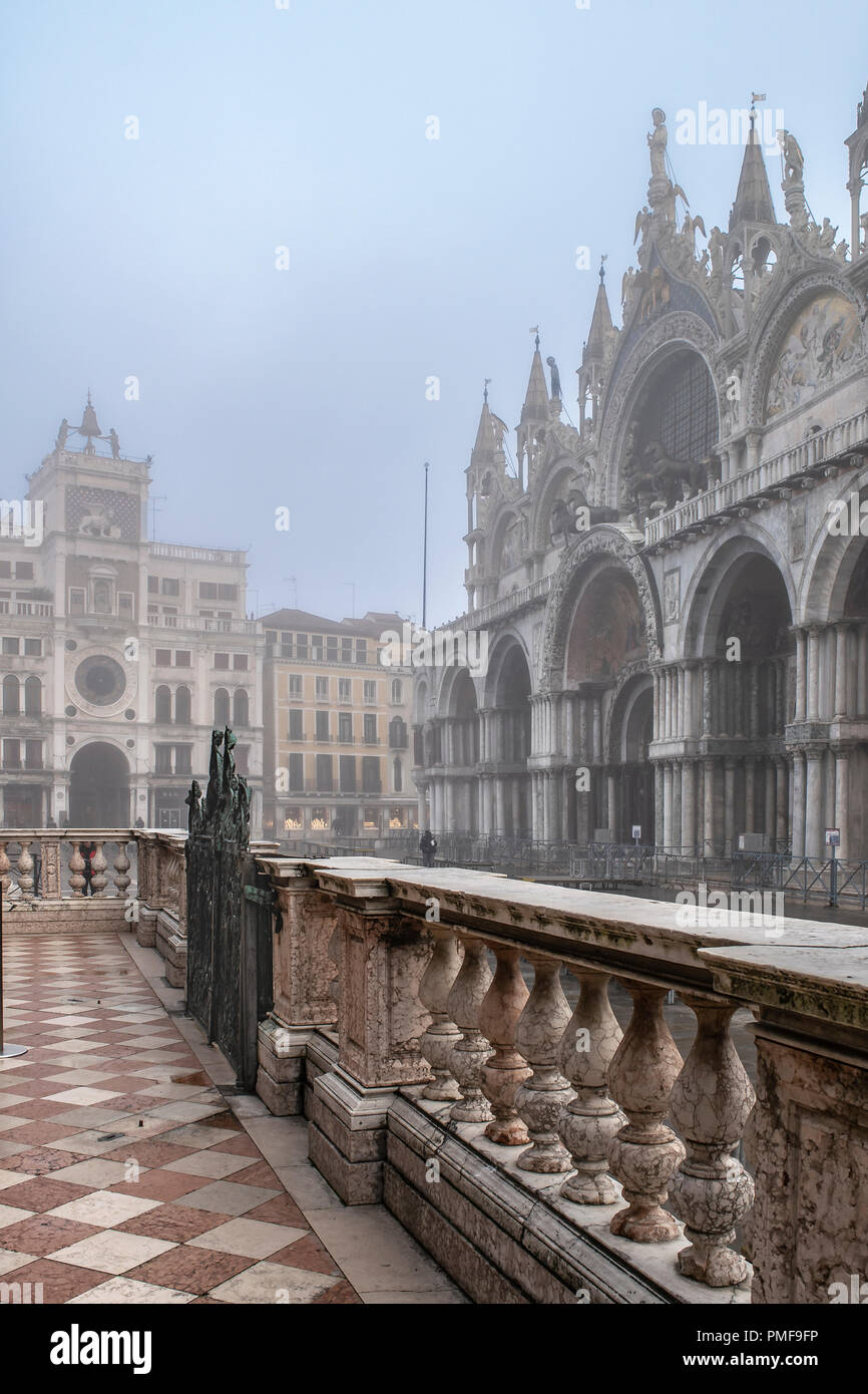 Torre Dell Orologio und die Kathedrale von San Marco in Venedig, Italien Stockfoto
