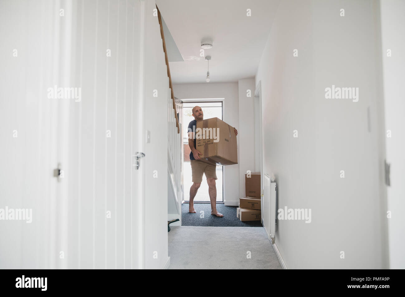Reifer Mann ist Kisten in sein neues Zuhause. Stockfoto
