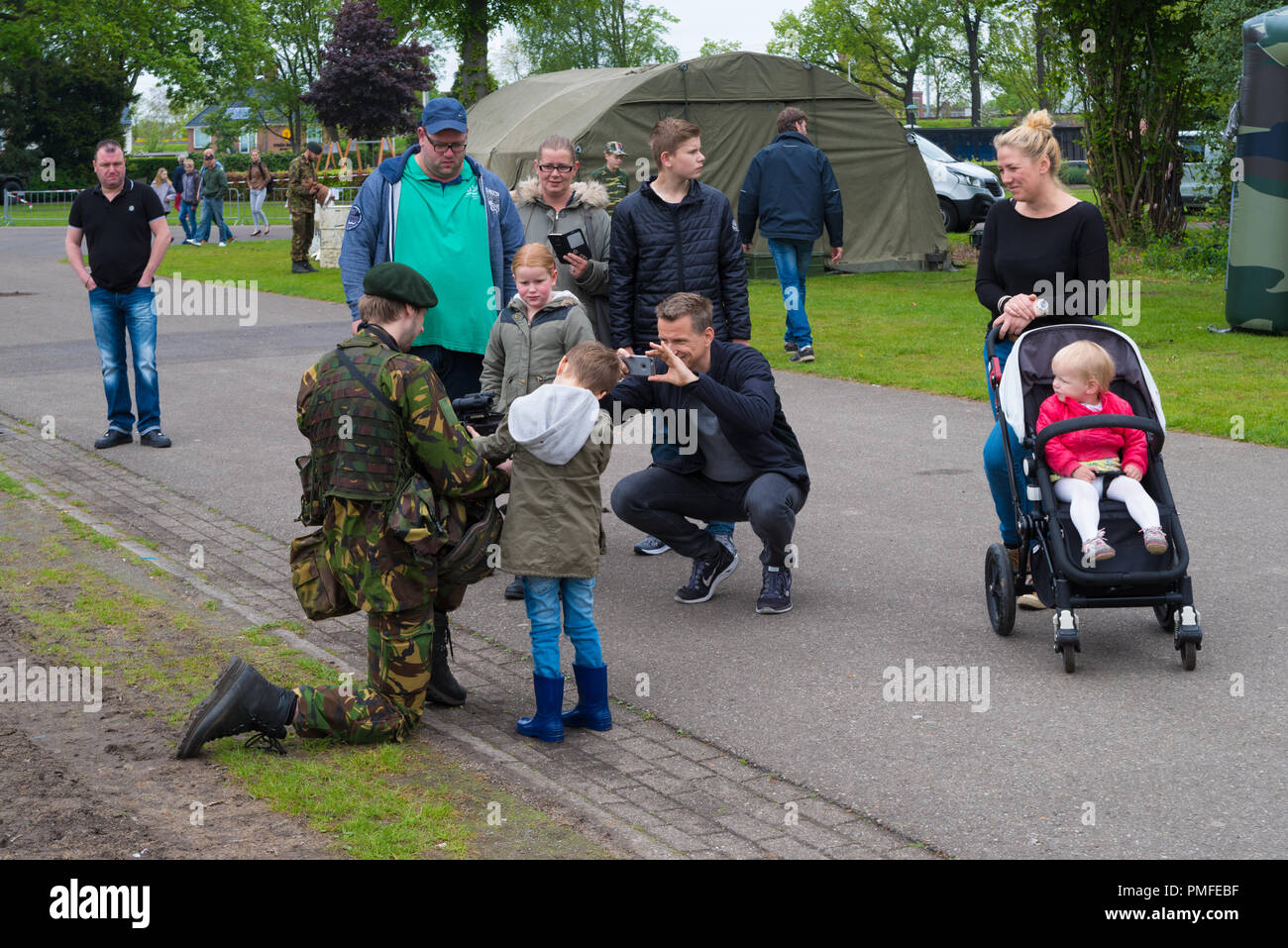 ENSCHEDE, Niederlande - 13. MAI 2017: Unbekannter Soldat für die Kameras während der jährlichen Open Days, die niederländische Militär Stockfoto