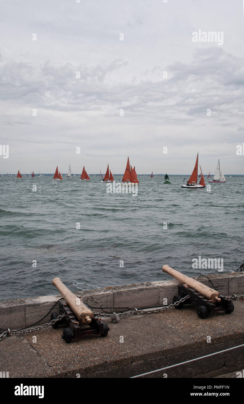 Yachten Linie bis zum Beginn der Rennen Cowes Week 2013, Cowes, Isle of Wight, Großbritannien Stockfoto