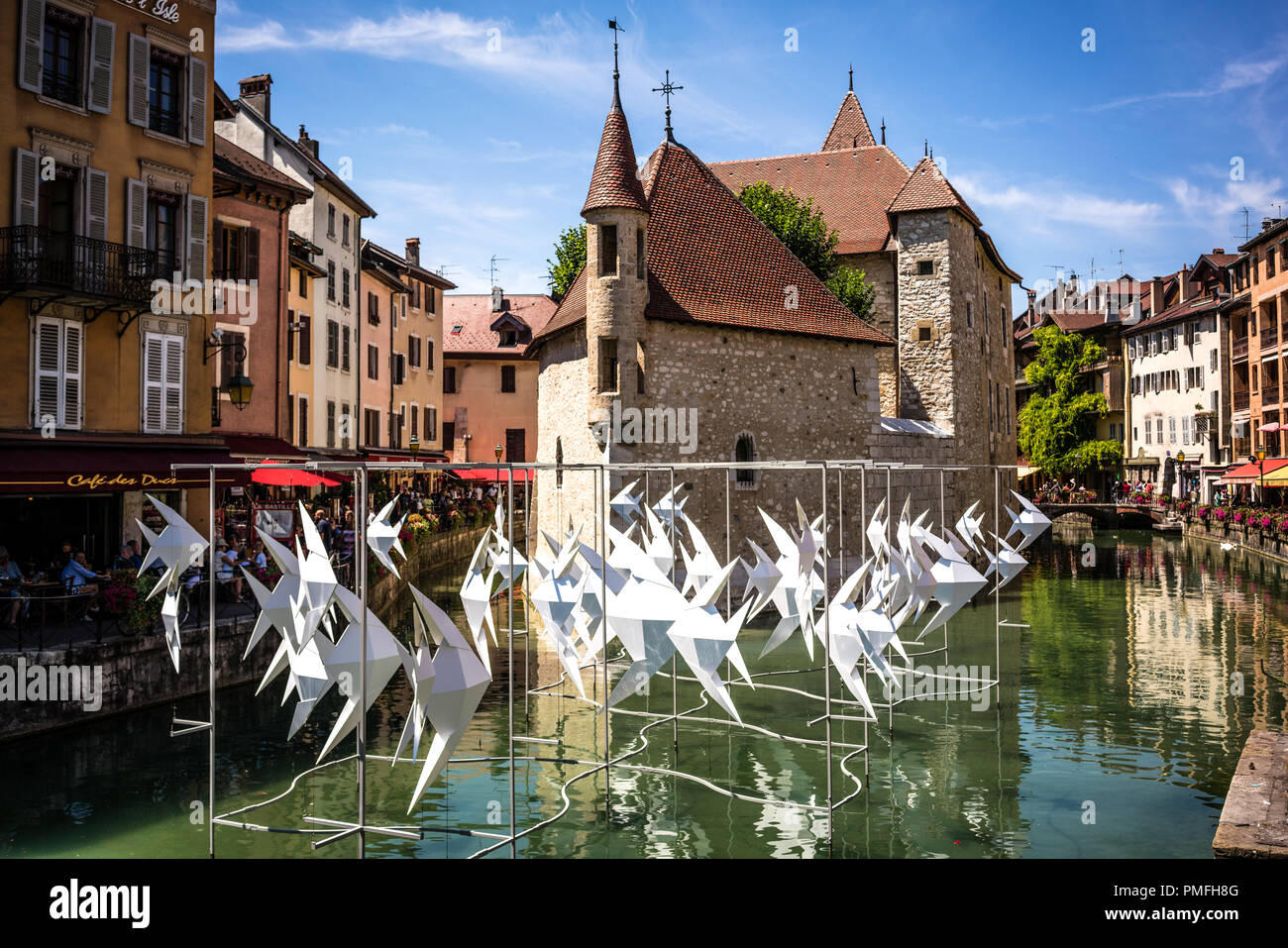 7. August 2018, Annecy Frankreich: Palais de l Isle mittelalterliche Burg in Annecy mit Origamis Skulptur von Antoine Milian für Annecy paysages Festival 2018 Stockfoto