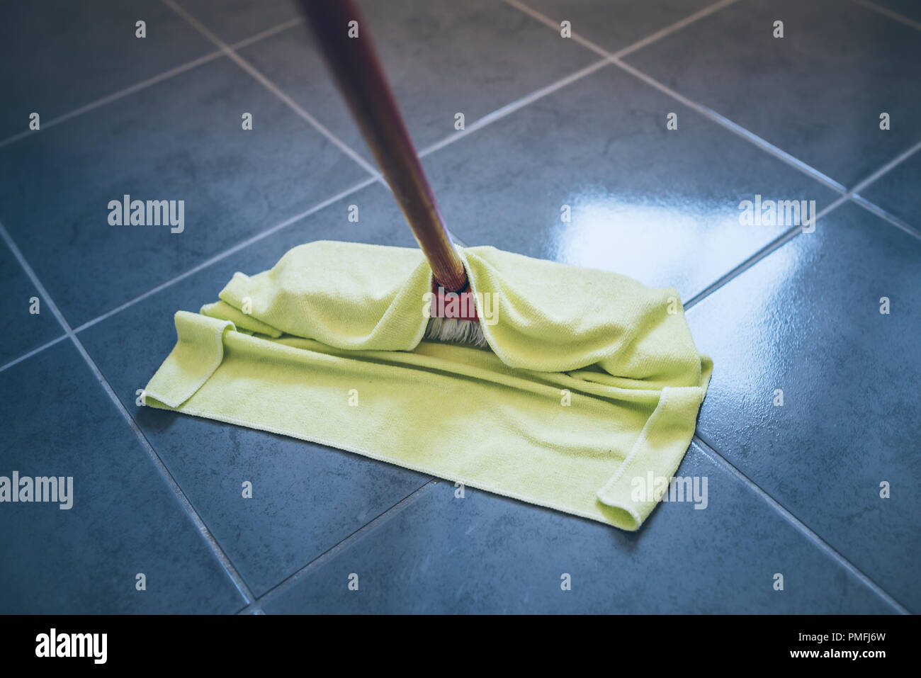 Feucht abwischen Fliesenboden mit Fußbodenheizung Reinigungstuch Stockfoto
