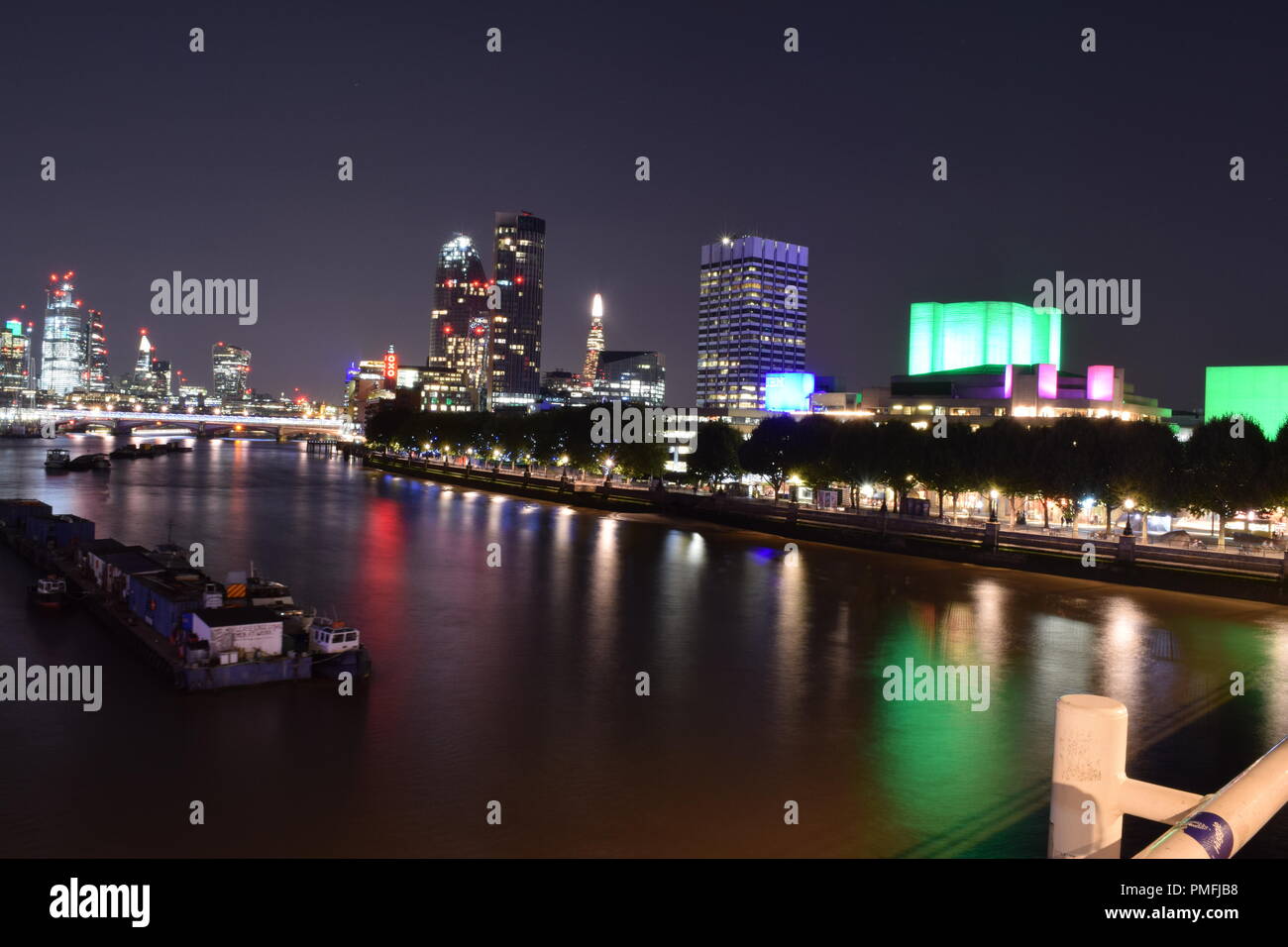 London South Bank durch die Nacht mit langen Belichtungen Licht mit dem Ziel, Audit-Trails zu erstellen Stockfoto