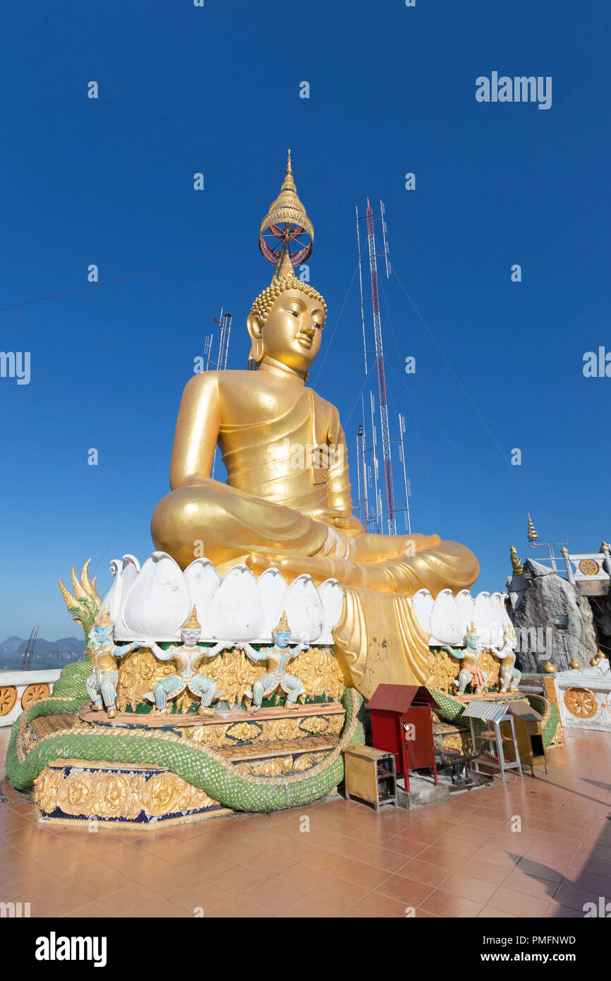 Wat Tham Seua oder Tiger Cave Temple Mountain Top goldene Buddha-Statue, Krabi, Thailand Stockfoto