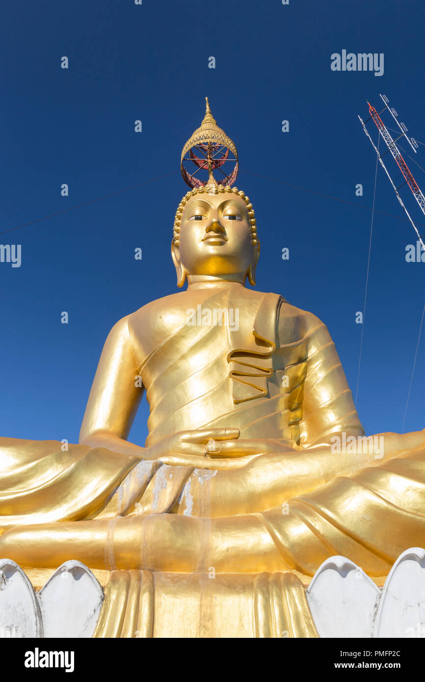 Wat Tham Seua oder Tiger Cave Temple Mountain Top goldene Buddha-Statue, Krabi, Thailand Stockfoto