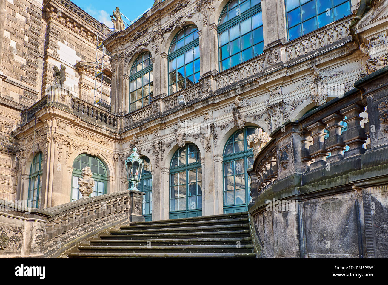 Elemente der Fassade der Dresdner Kathedrale der Heiligen Dreifaltigkeit oder Hofkirche in Dresden, Sachsen, Deutschland. Stockfoto