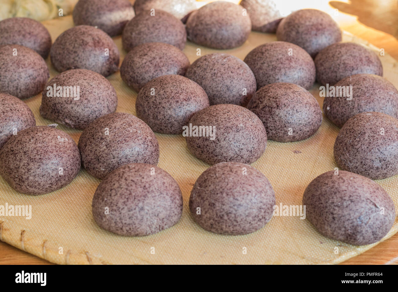 Gedämpfte Brötchen - close-up, isolierte Schuß von roten Bohnen gedämpfte Brötchen, auf einer Strohmatte Stockfoto