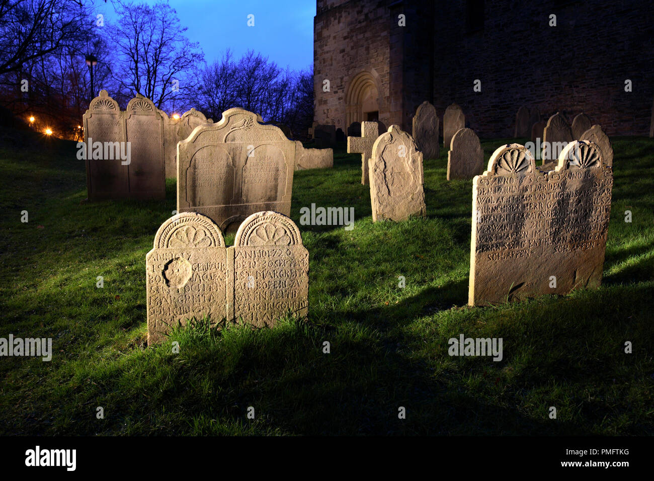 Alte Grabsteine auf dem Friedhof der Evangelischen Kirche St. Peter zu Syburg Dortmund Hohensyburg. Stockfoto