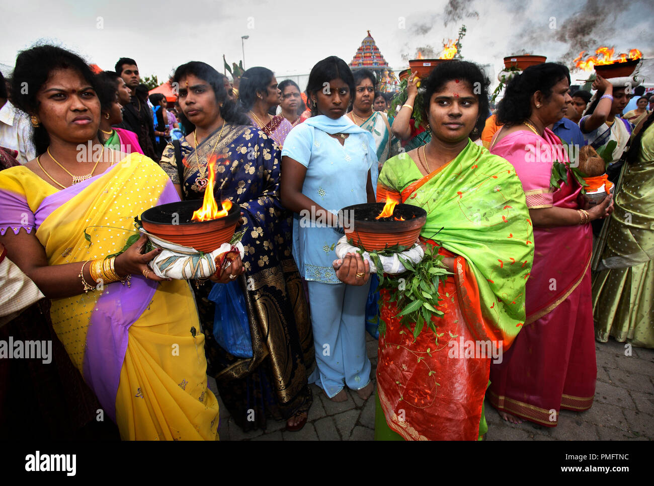 Tänzerinnen in Ekstase auf der alljährlichen Tempelfest in Europas größter Hindutempel in Hamm. Der Höhepunkt der zweiwöchigen Festival ist die feierliche Prozession durch das Industriegebiet von Hamm mit dem Selbst - Verfolgung von einigen Tänzerinnen. Stockfoto