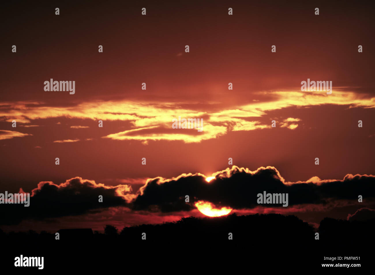 Big Sun bei Sonnenuntergang, Helle große Sonne am Himmel mit Wolken Stockfoto