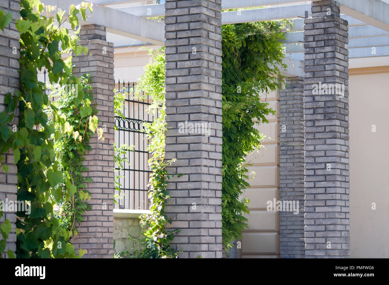 Antike Griechische Architektur Graue Saulen Aus Ziegel Stockfotografie Alamy