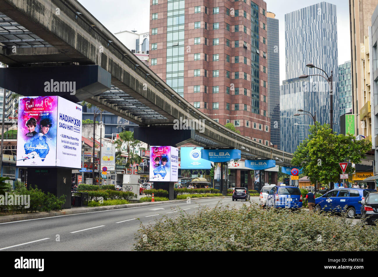 Kuala Lumpur, Malaysia - 9 September, 2017: die Menschen und Autos sind im beliebten Stadtteil Bukit Bintang, Kuala Lumpur, Malaysia gesehen Stockfoto