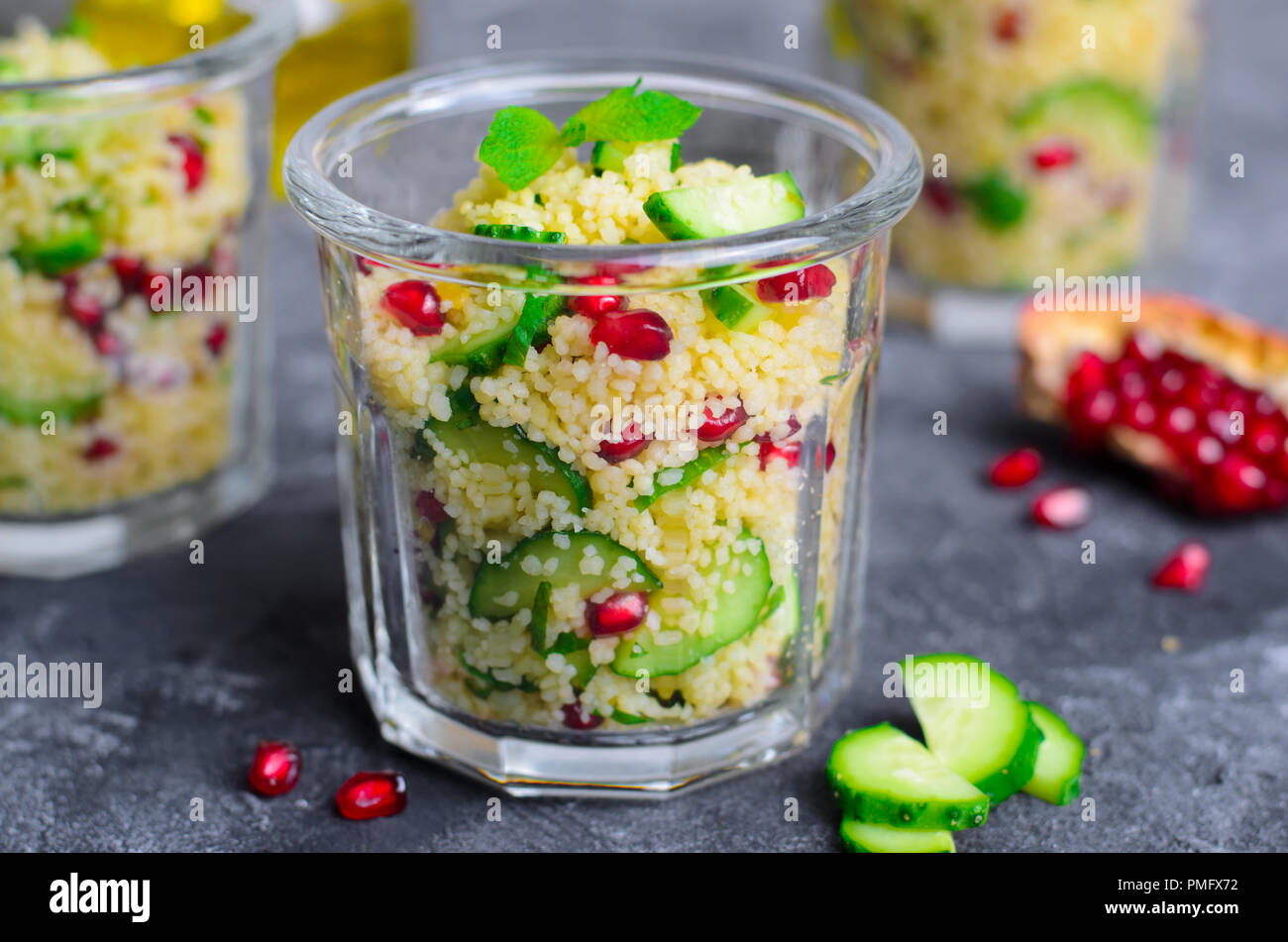 Couscous Salat in einem Glas mit Granatapfel, Minze und Gurken, gesunde  Hausmannskost, vegane Mahlzeit Stockfotografie - Alamy