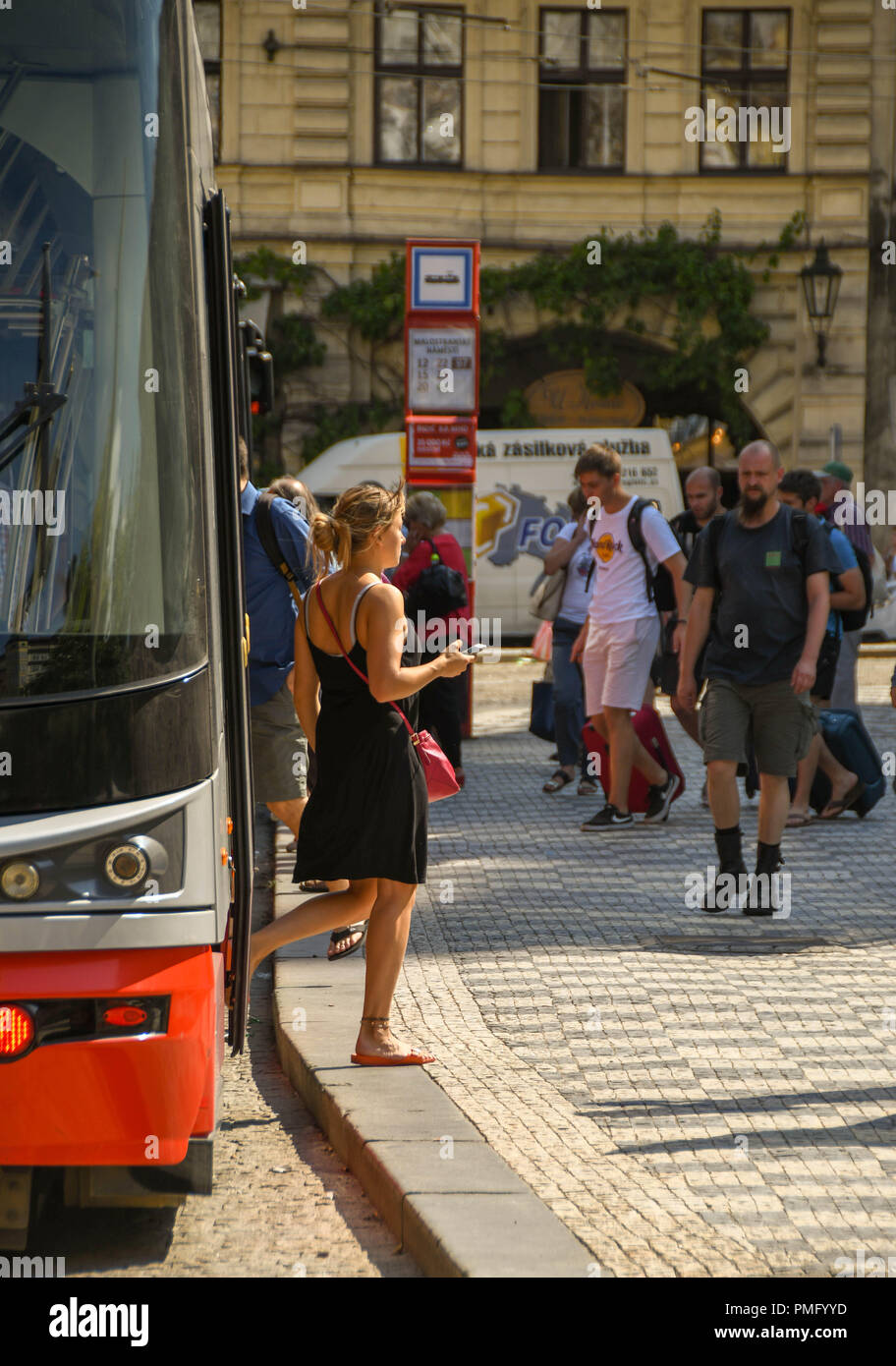 Junge Dame erhalten weg mit der Straßenbahn in das Zentrum von Prag Stockfoto