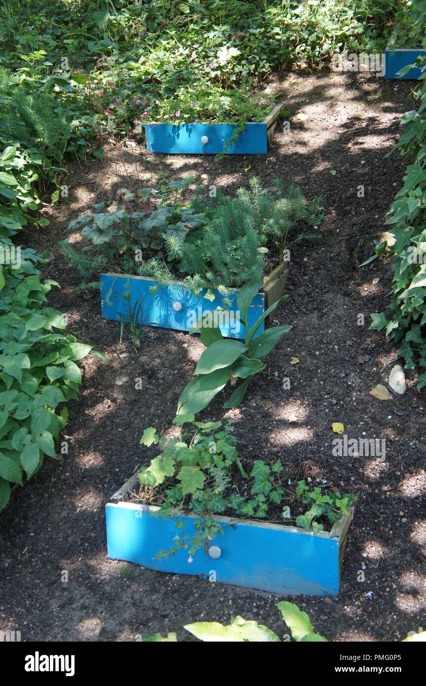 Décoration végétale de jardin avec des publicitaires sur la bière de Meubles De couleur Indigo, Gemüsegarten Dekoration mit Indigo mit hellen Möbeln Schubladen, Einrichtung Stockfoto