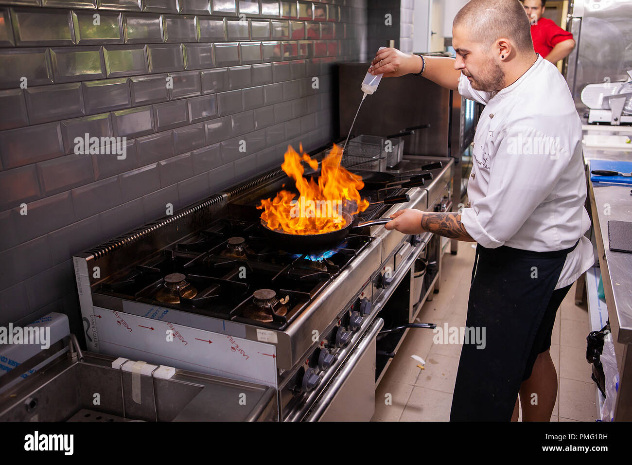 Männer kochen, flambiert seafood restaurant am Herd in der Küche. Leckeres Essen Stockfoto