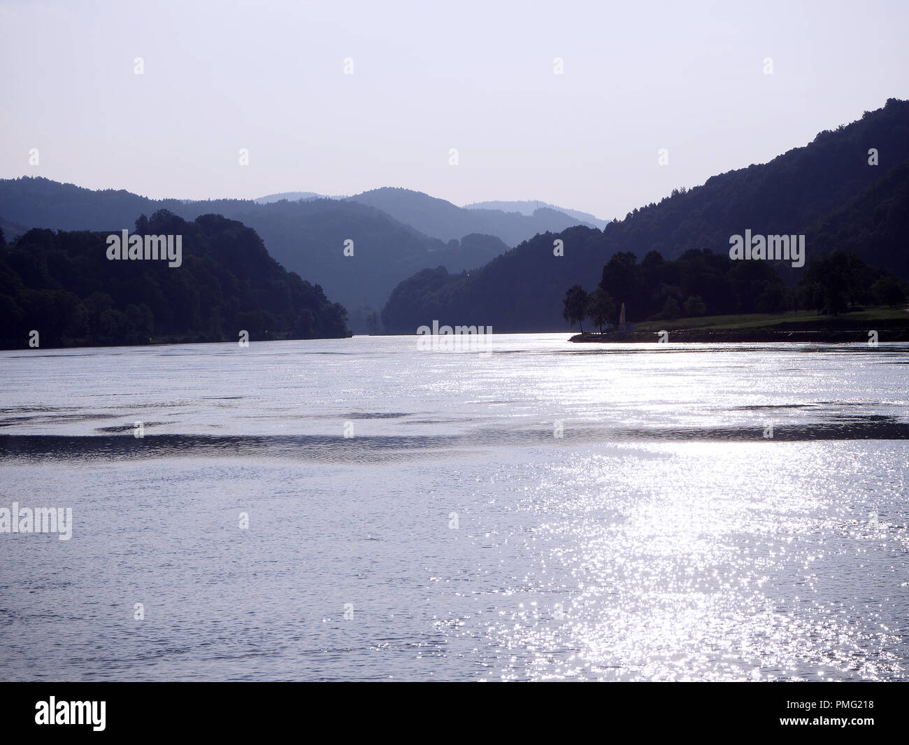 Donau nach Sonnenuntergang in Österreich, grein von Bergen umgeben Stockfoto