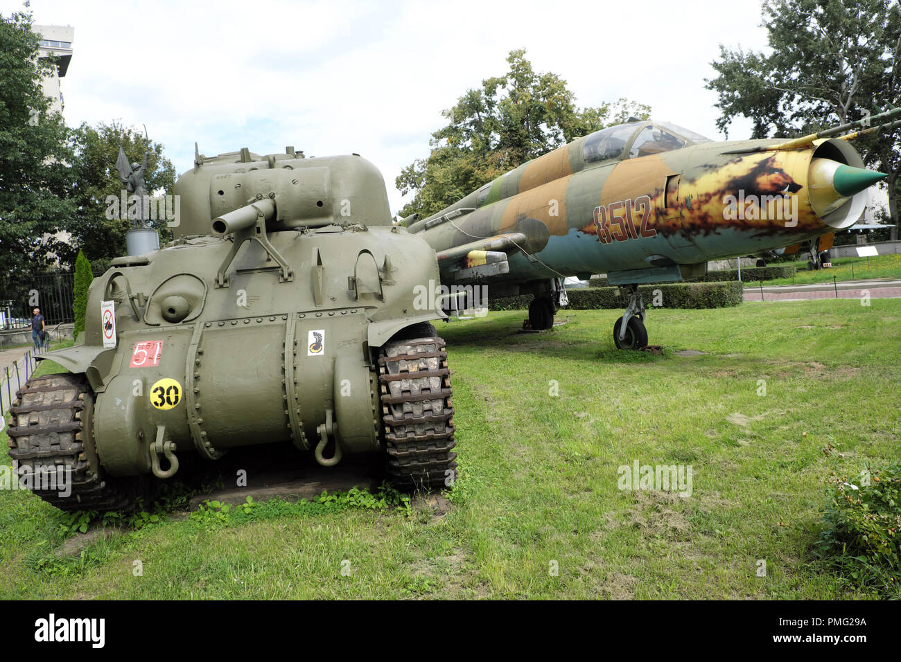Warschau Polen Ausstellungen in der Polnischen Armee Museum einschließlich einer Sherman tank und einer Suchoi Su-22 Jet Fighter Aircraft 2018 Stockfoto